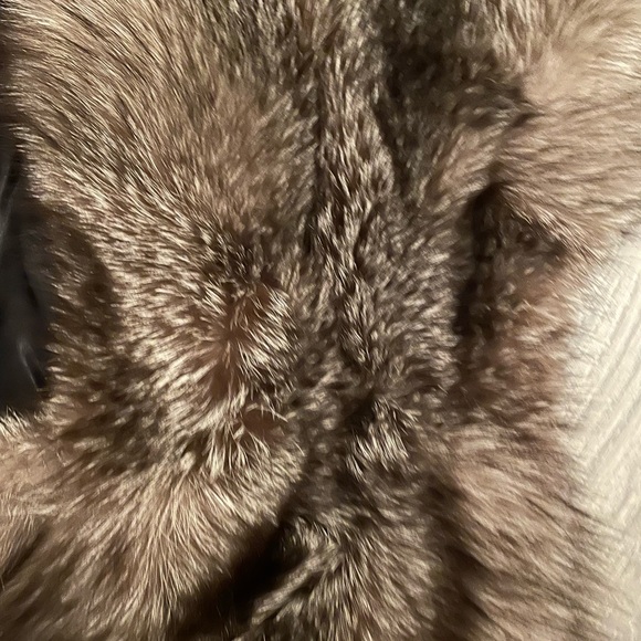 Used Sliver real fox stole used . L-XL. With free Fendi scarf or bag of - Picture 6 of 16